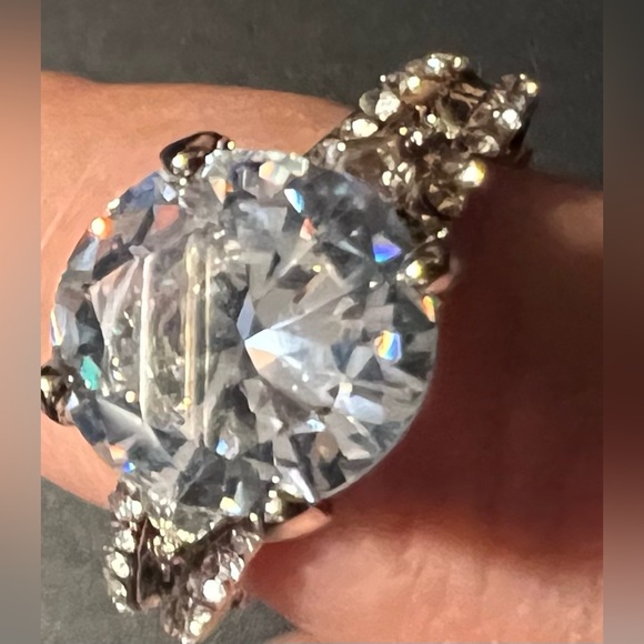 Woman’s ring - Picture 3 of 13